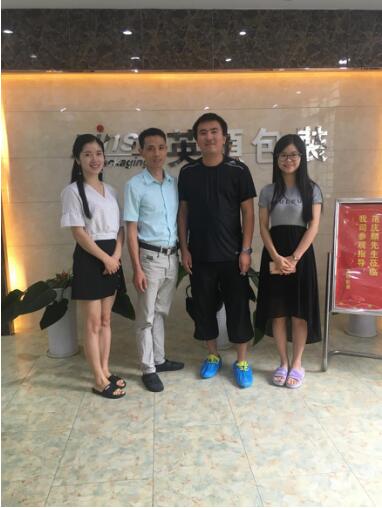 客戶與英碩包裝成員合影